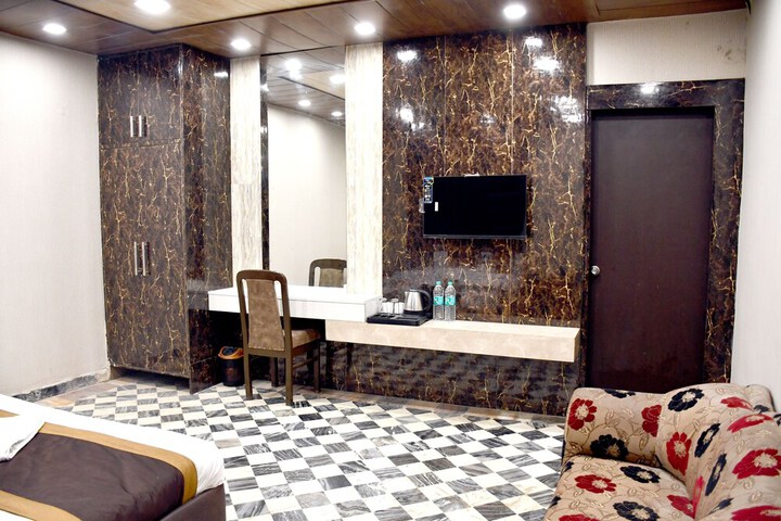 Room 17 of 24