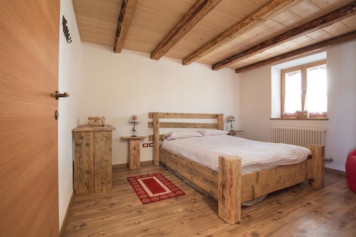 Room 2 of 37