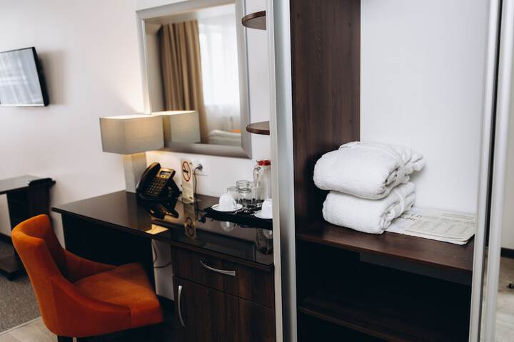 Room 32 of 82