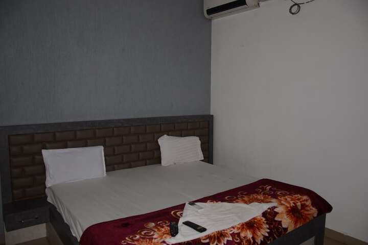 Room 4 of 12