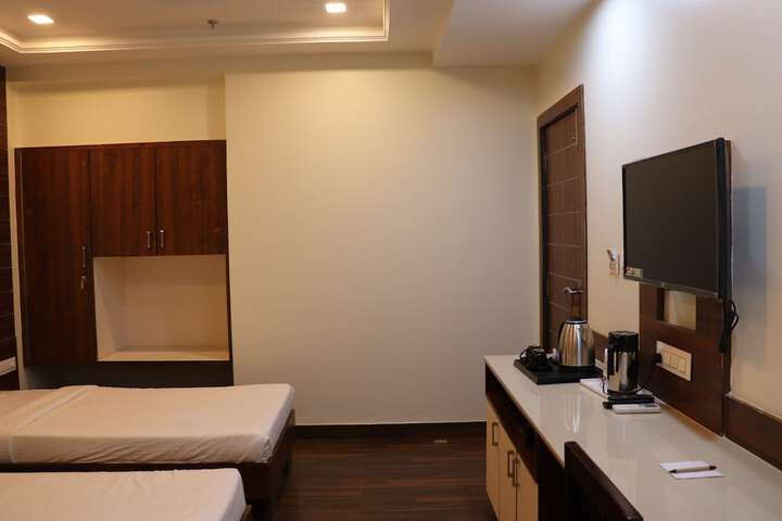 Room 6 of 32