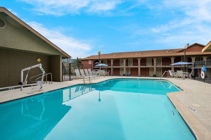 Hotel Pool