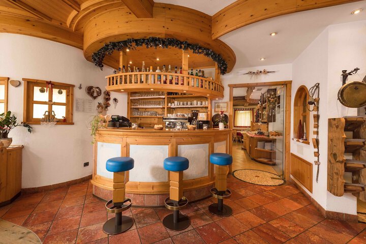 Lounge 30 of 32