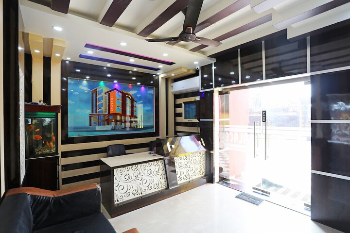 OYO 25006 Hotel Tr Palace