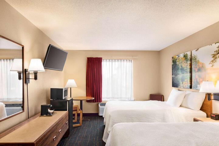 1 Queen Bed Accessible Room (3 of 22)