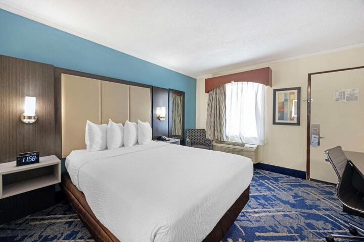 1 Queen Bed Work Desk Refrigerator WiFi Shower Only Full Breakfast (10 of 14)