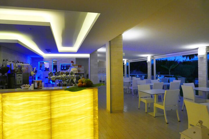 Lounge 29 of 49