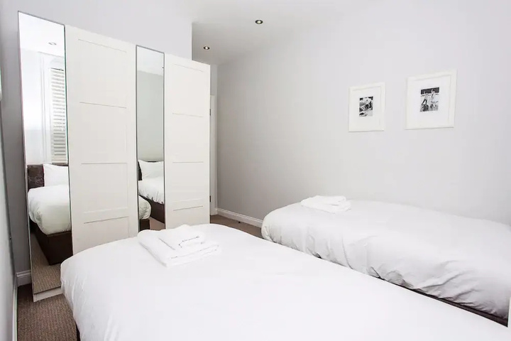 Room 6 of 10