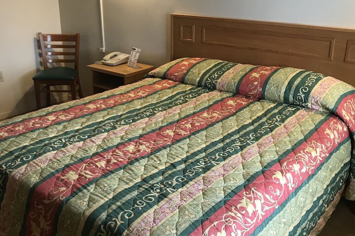 1 Queen Bed (9 of 12)