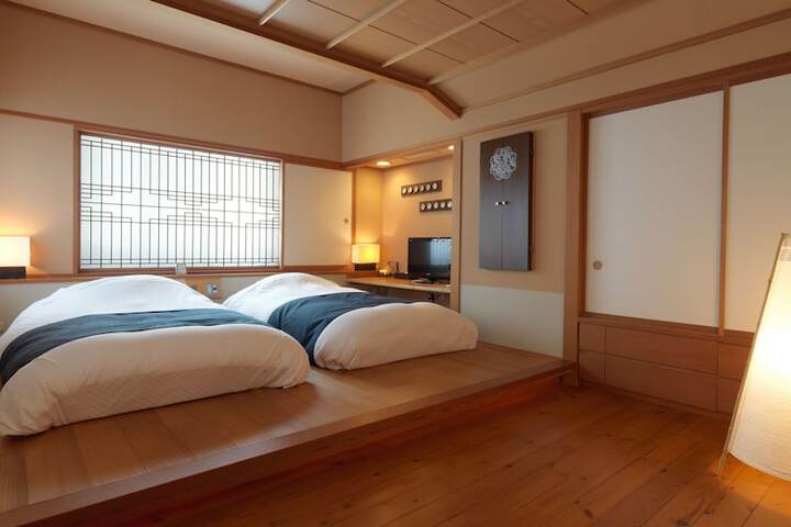 Room 18 of 99