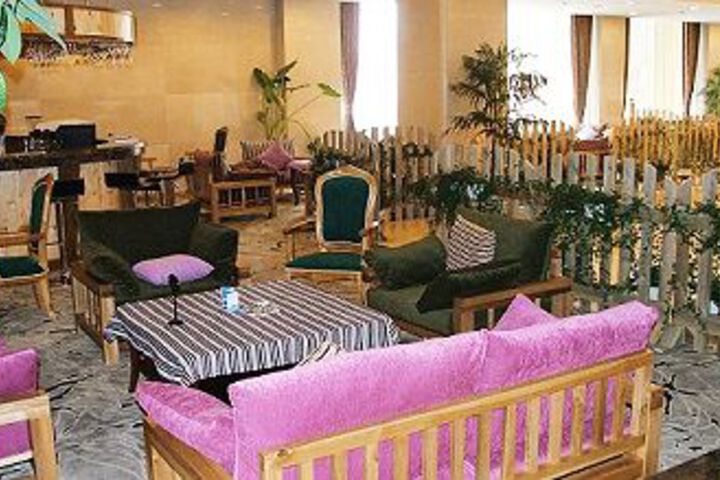 Lounge 18 of 26