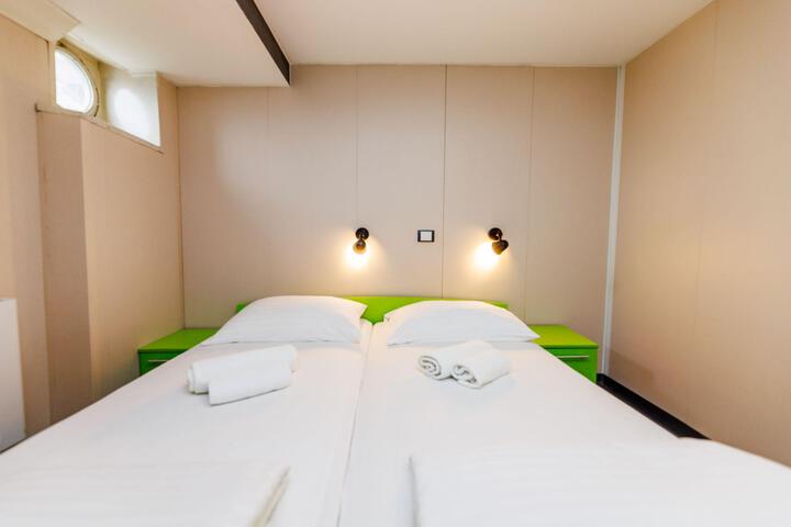 Room 53 of 146