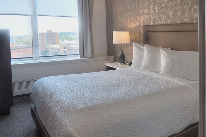 1 Queen Bed (10 of 12)
