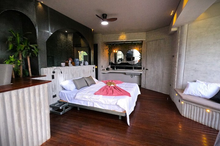 Room 15 of 87