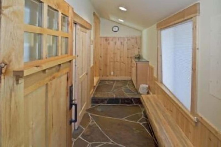 Ballroom/Hall 16 of 17