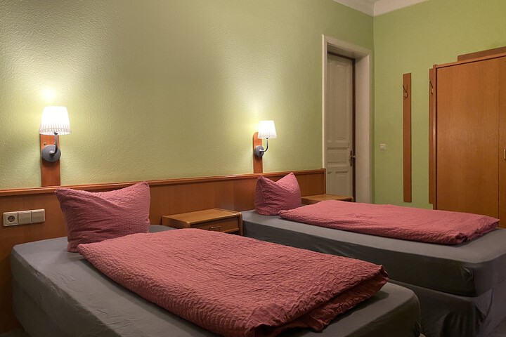 Room 4 of 28
