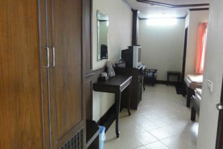 Room 11 of 14