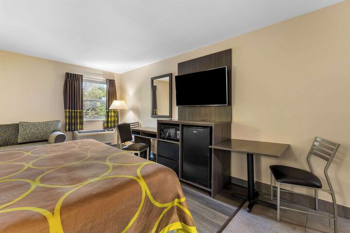 1 King Bed (5 of 17)