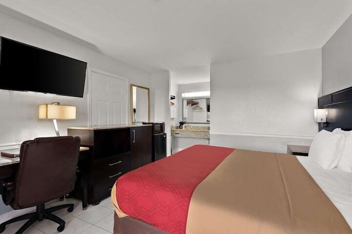 1 King Bed (2 of 11)