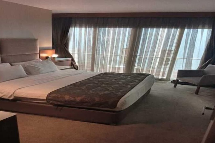 Room 33 of 52