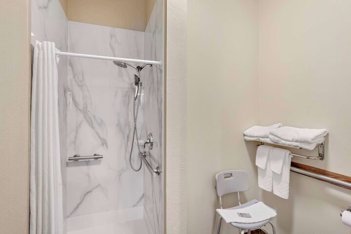 1 Queen Bed Pet Friendly Room Work Desk Sofa Microwave and Refrigerator WiFi Full Breakfast (11 of 31)