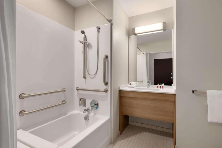 2 Queen Beds (6 of 12)