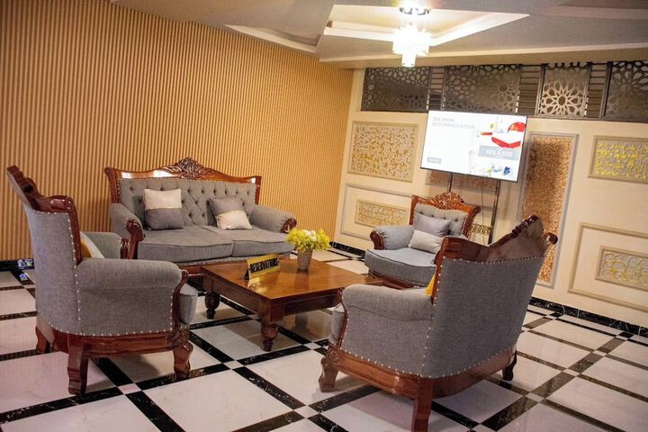 Lounge 92 of 112
