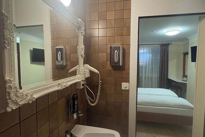 Room 222 of 266