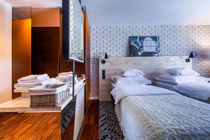 Room 27 of 46
