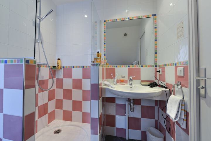 Room 16 of 22