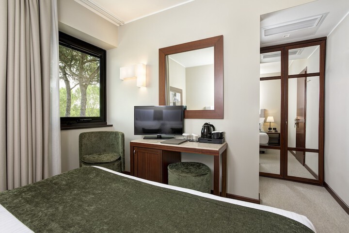 Room 35 of 141