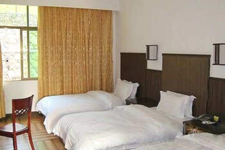 Room 5 of 8