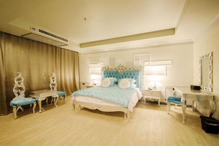 Room 32 of 60