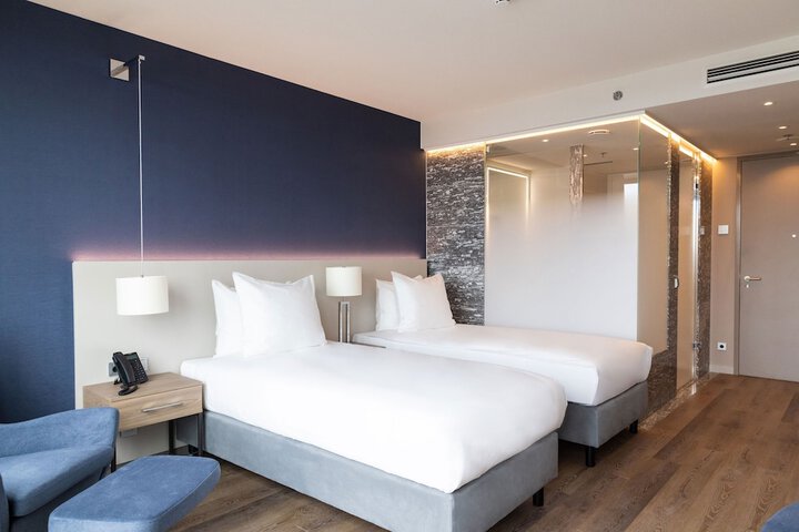 Room 6 of 15