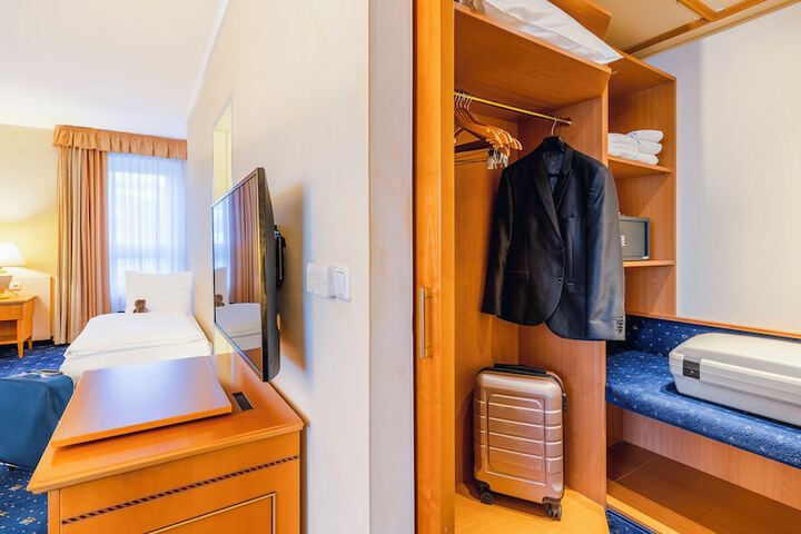 Room 33 of 116
