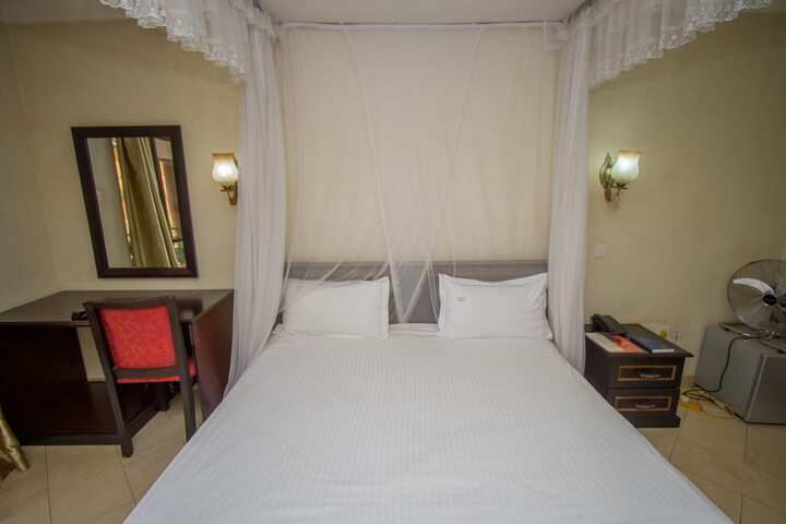Room 13 of 35