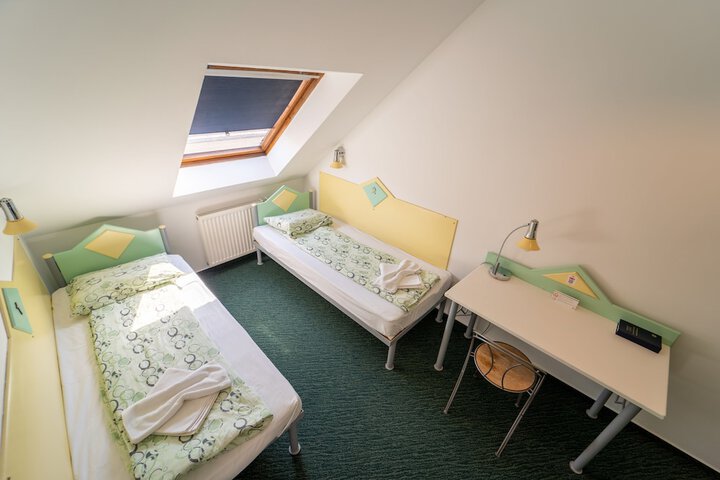 Room 12 of 37