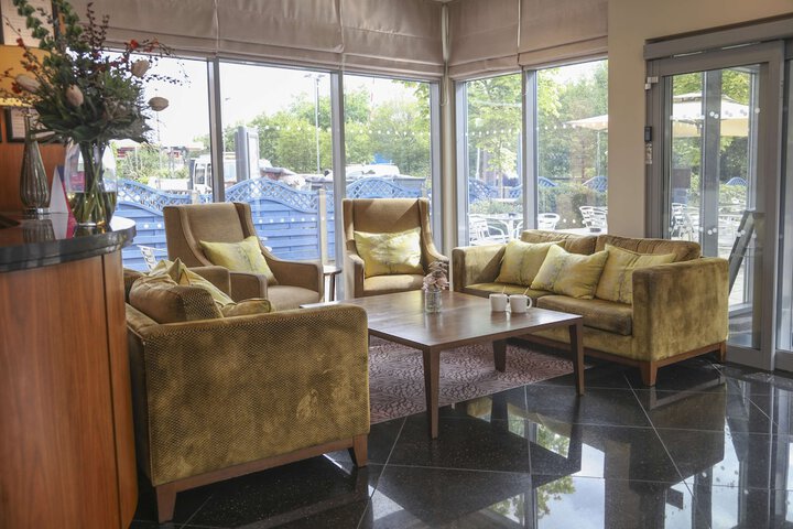Lounge 26 of 29