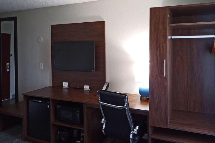 1 King Bed Accessible (3 of 8)
