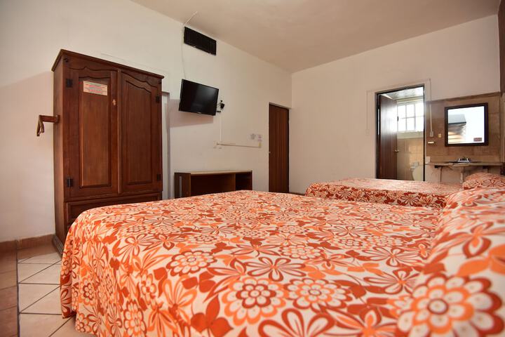 Room 4 of 8