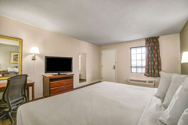 1 King Bed (4 of 8)