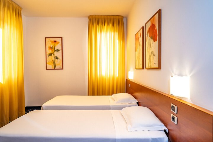 Room 14 of 28
