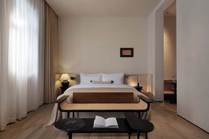 Room 42 of 100