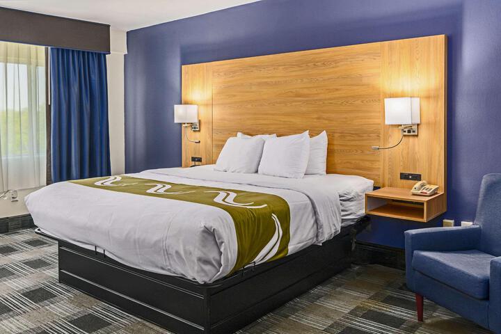 1 King Bed (7 of 17)