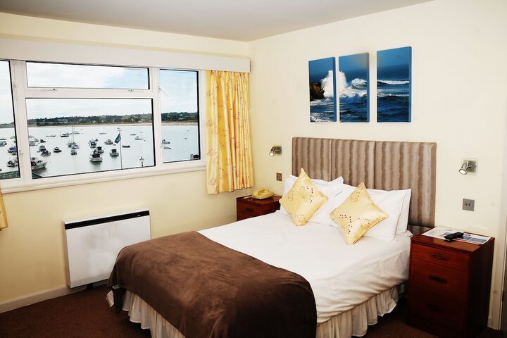 Room 2 of 33