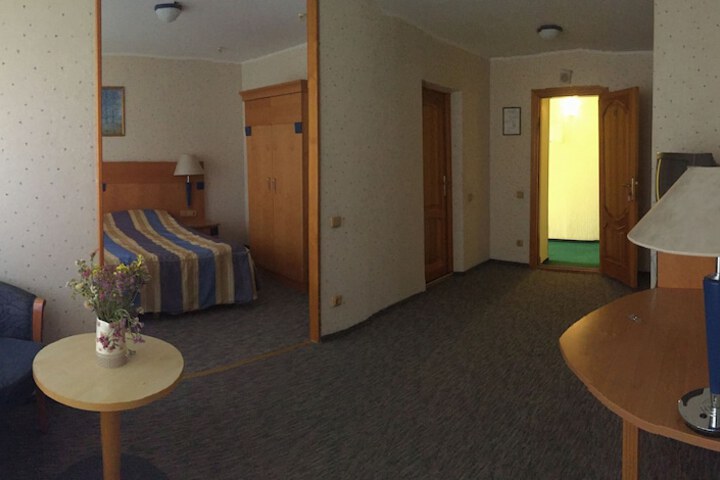 Room 9 of 36