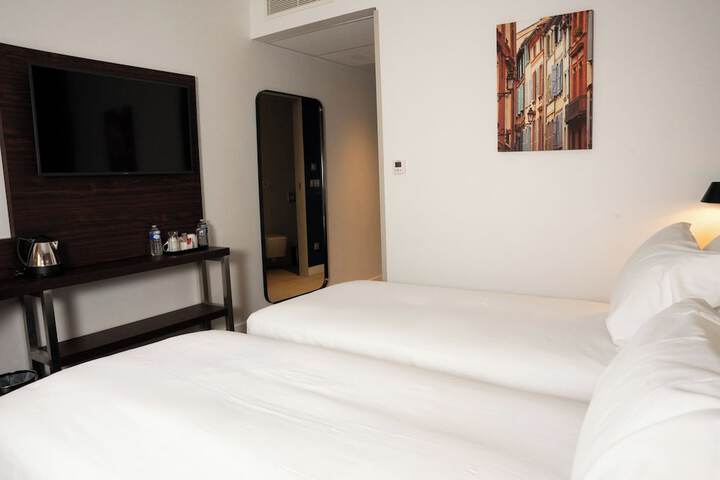 Room 16 of 76