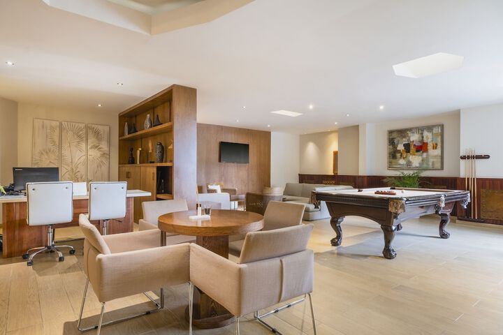 Lounge 86 of 124
