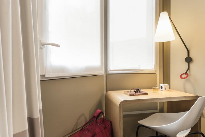 Room 13 of 38