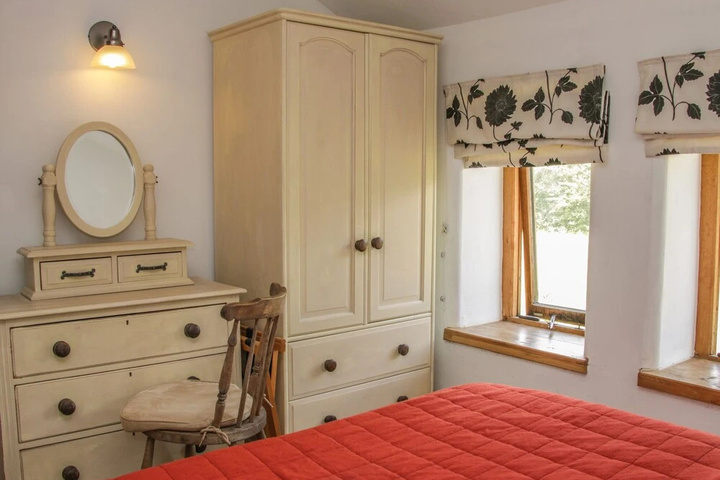 Room 2 of 10